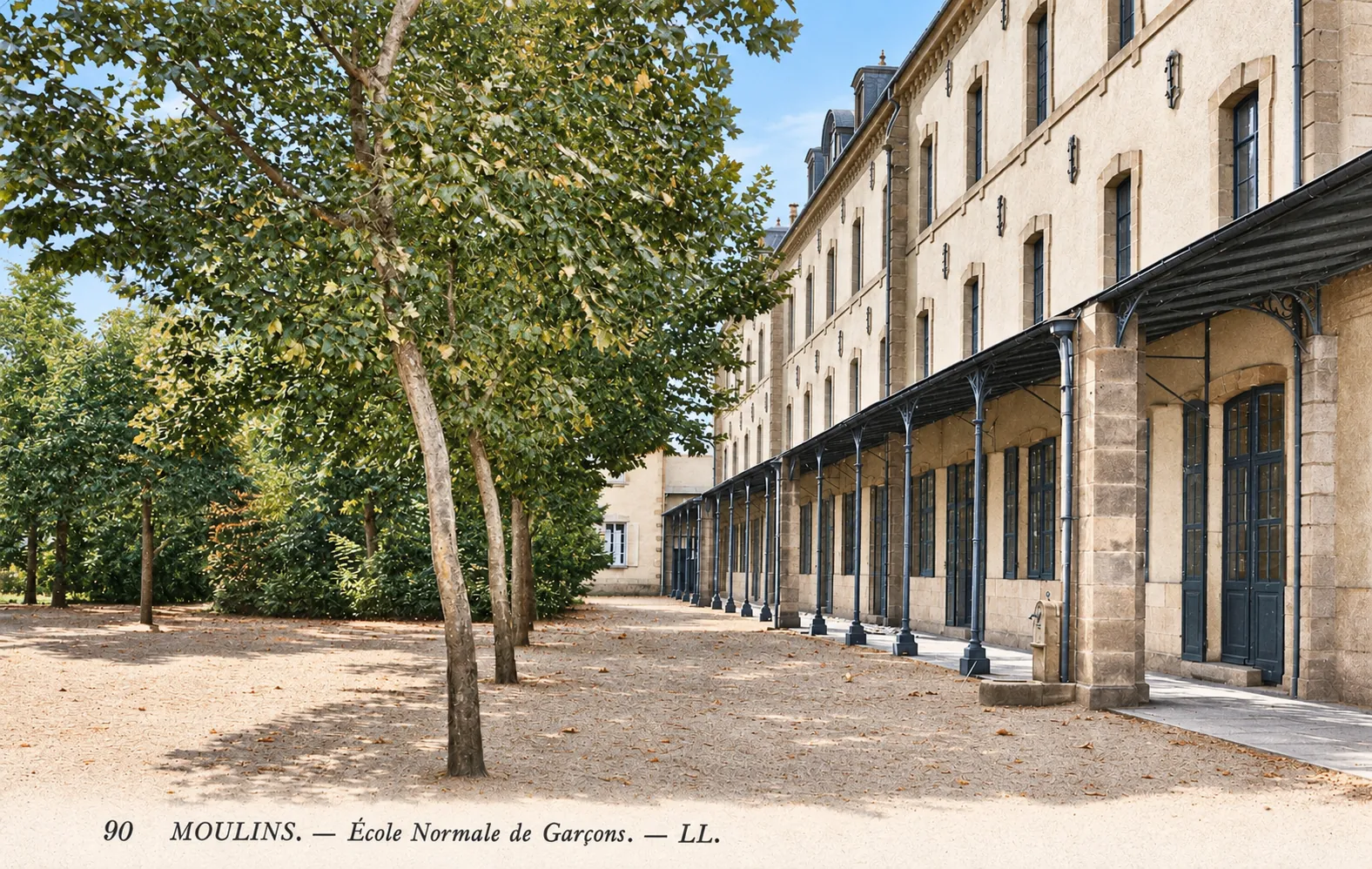 Carte postale Moulins 15 - Colorisée